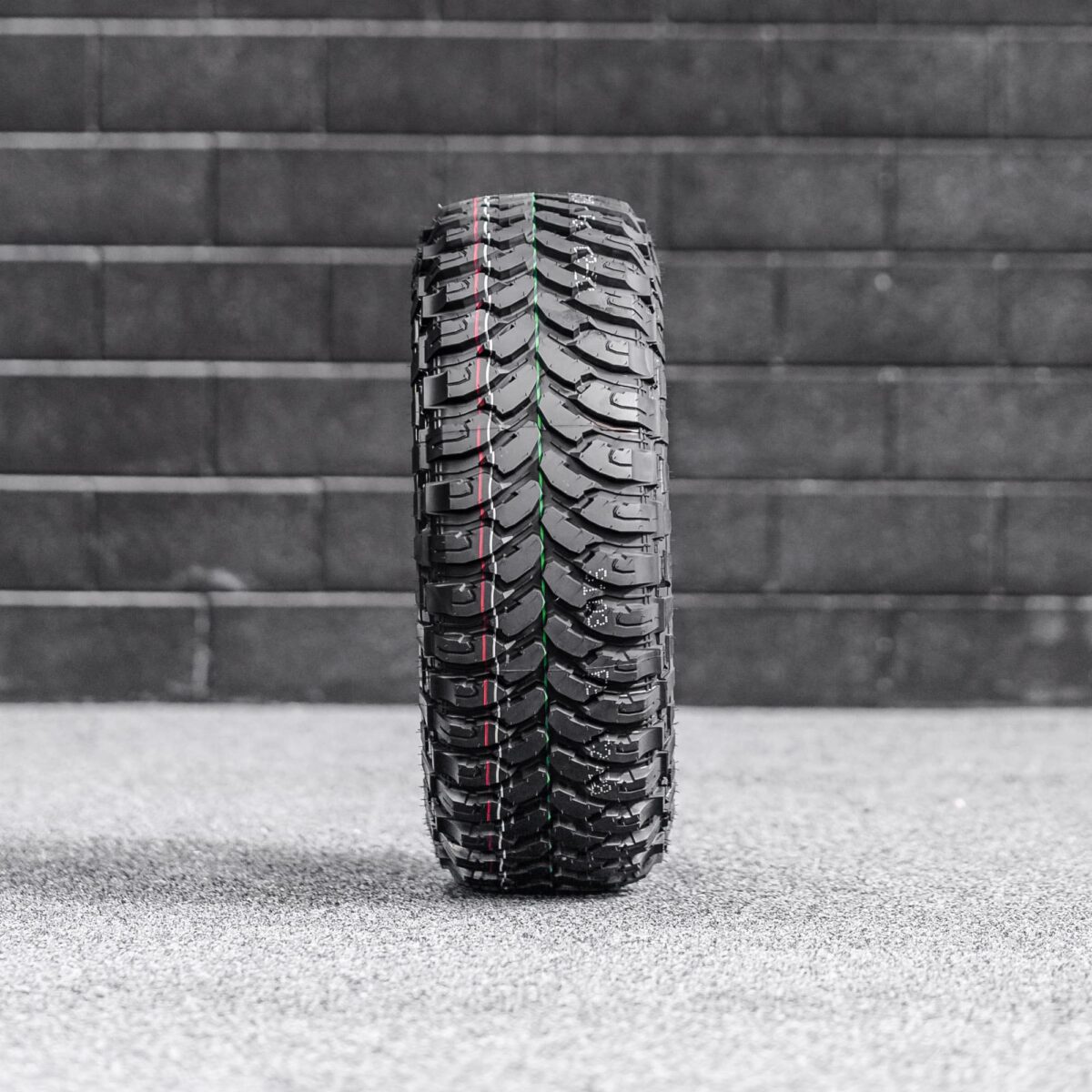 31x10.5 R15LT Mud Tyres + Steelies - Image 4