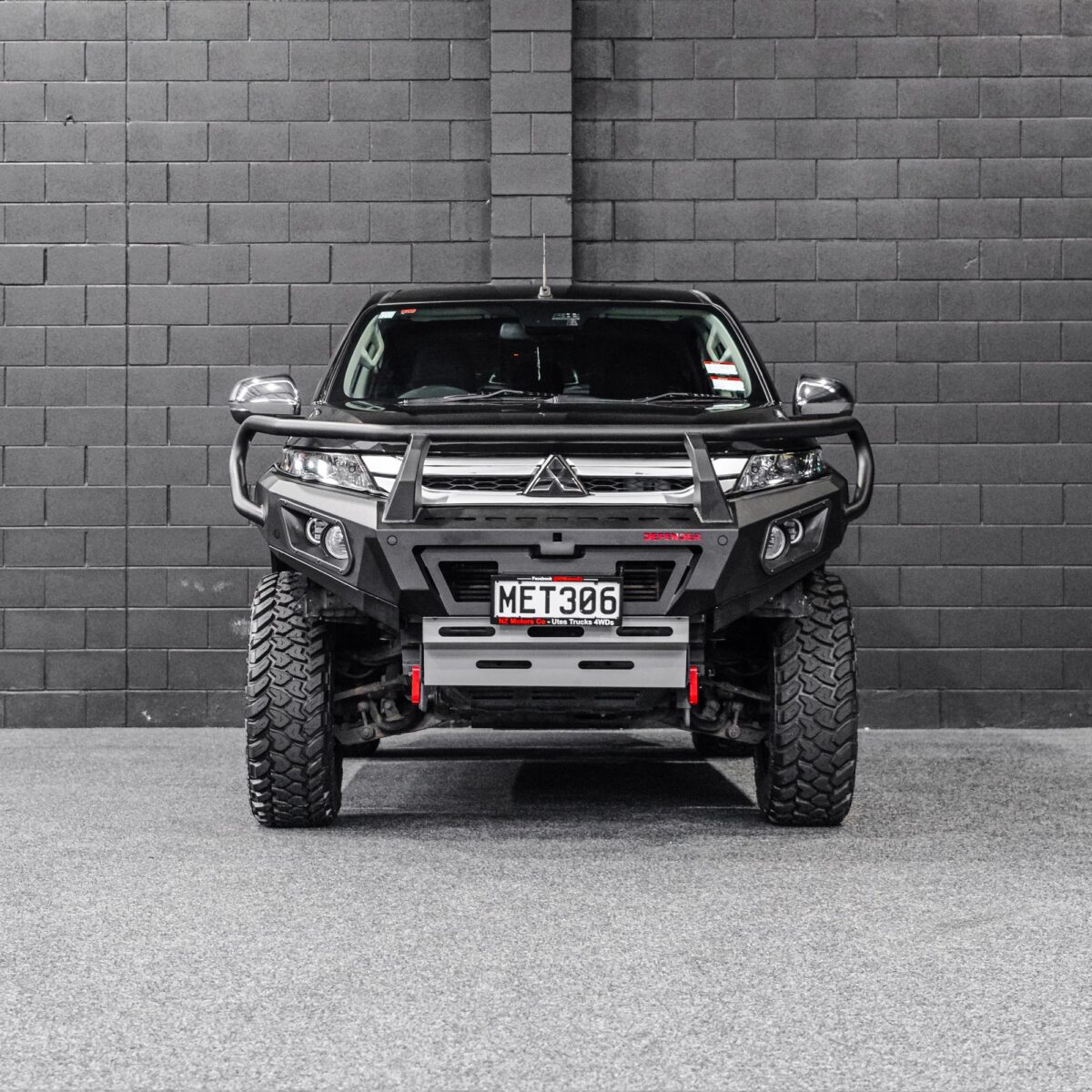 DEFENDER Off-Road Bull Bar + Winch & Spotlights Combo Package - Image 12