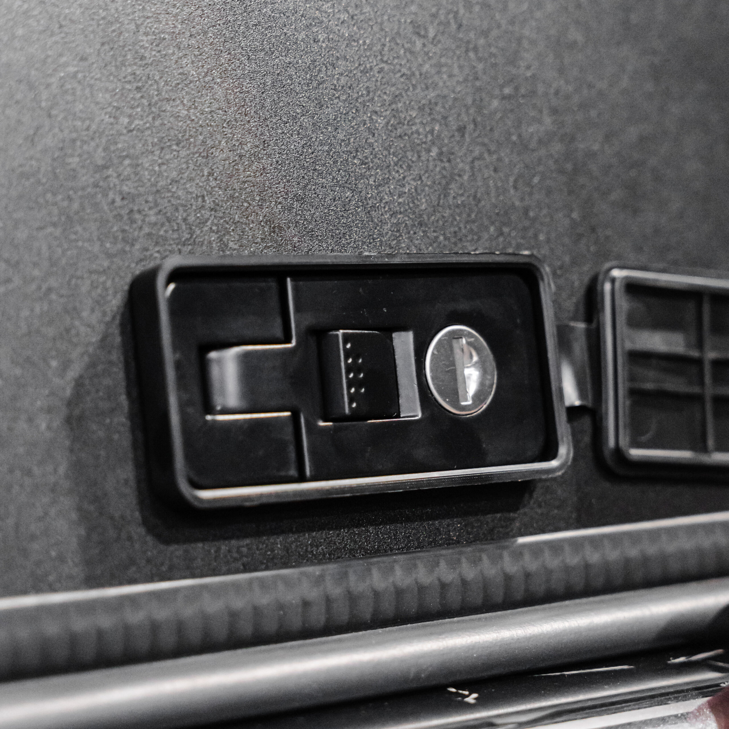 Defender Off-Road Aluminium Windowless Canopy - Image 7