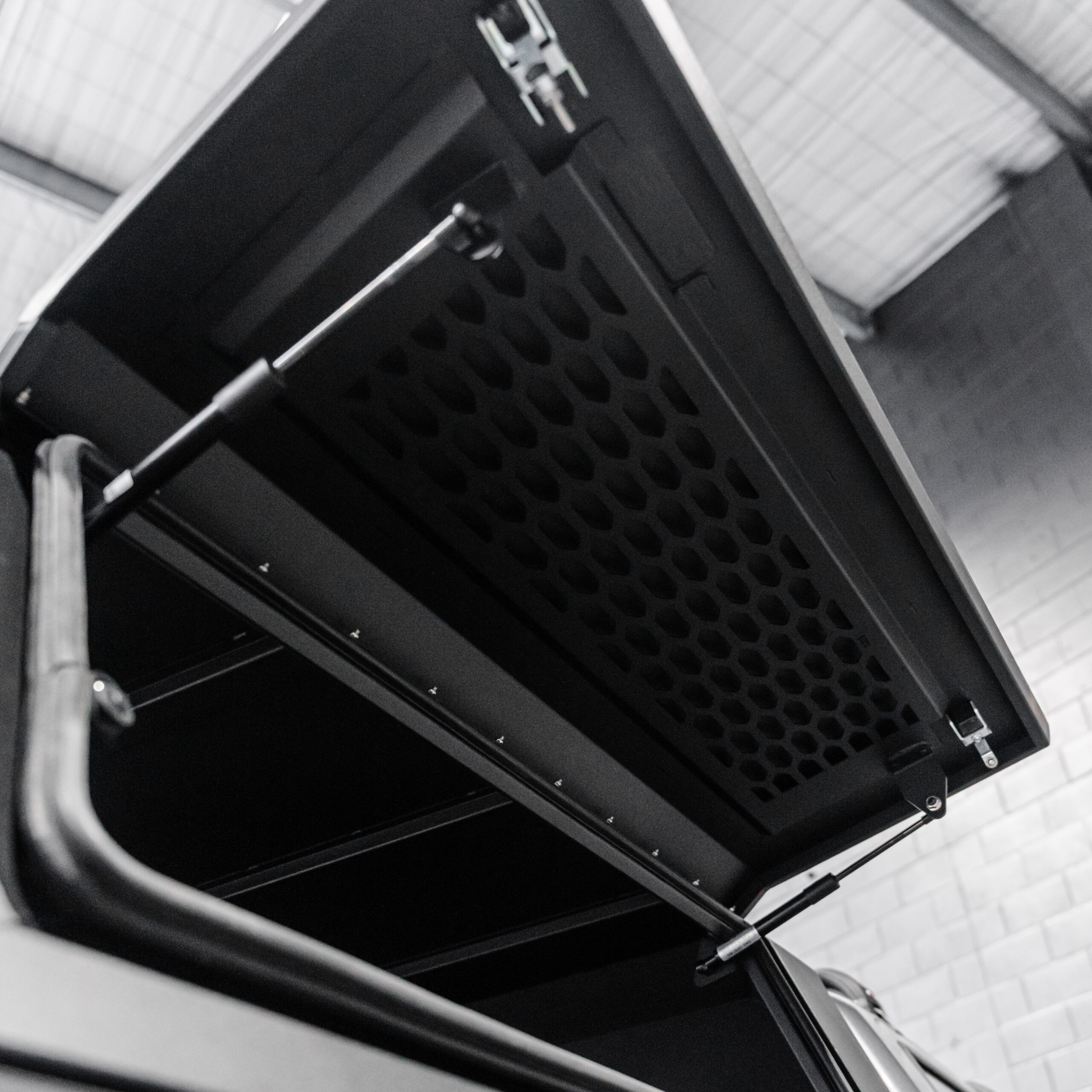 Defender Off-Road Aluminium Windowless Canopy - Image 13