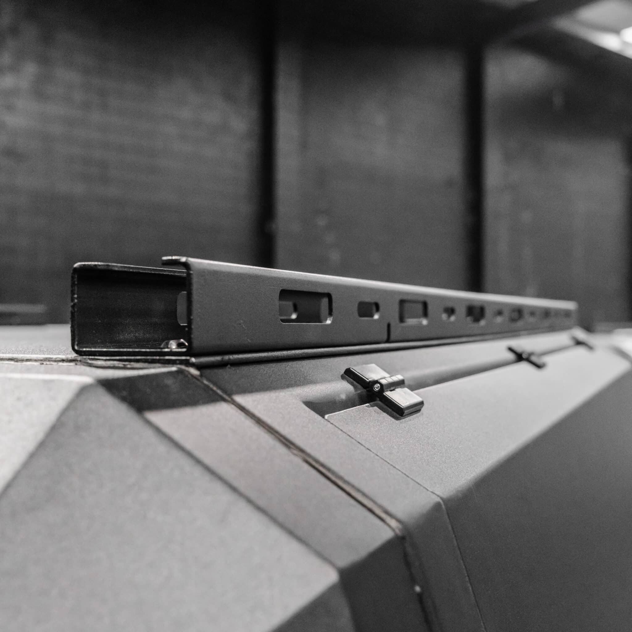 DEFENDER Aluminium Windowless Canopy - Image 12