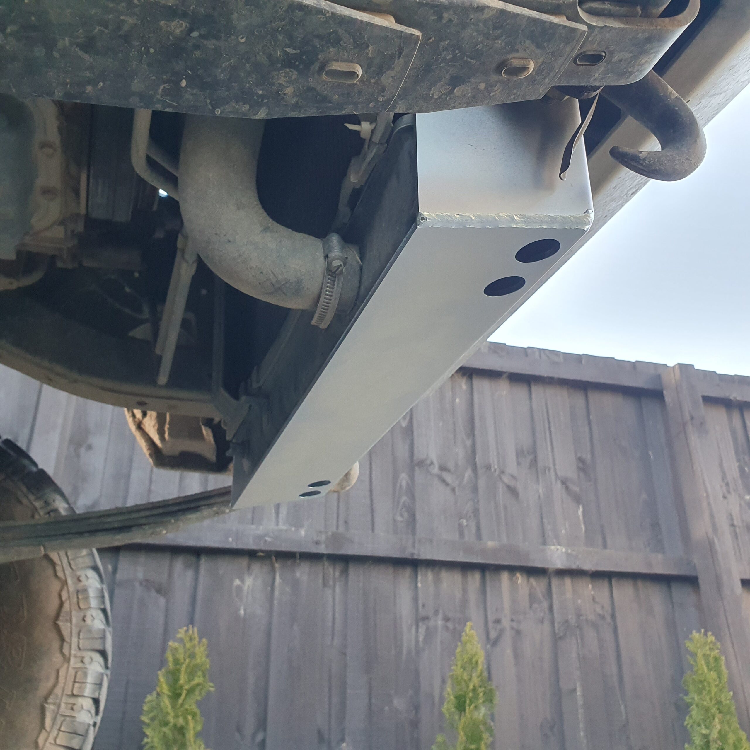 Toyota Hilux LN106 Radiator Guard - Image 3